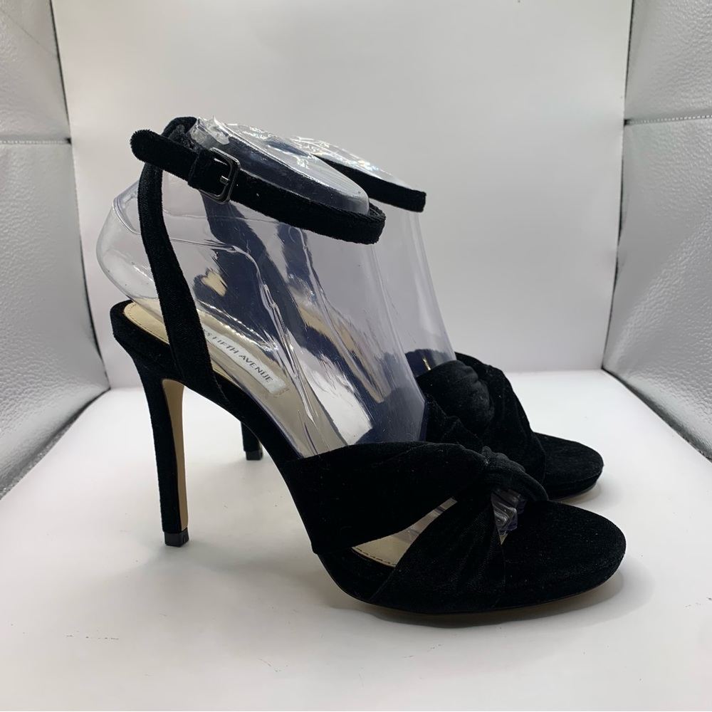 NWOB WOMANS SAKS 5TH AVENUE VELVET BLACK HEELED PUMPS SIZE 8 PL-Rochelle - Picture 1 of 9